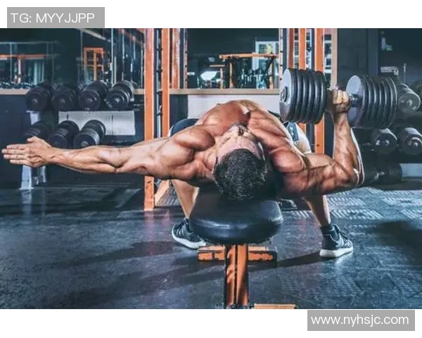 哑铃卧推训练中手臂先感到酸痛的原因及应对策略解析